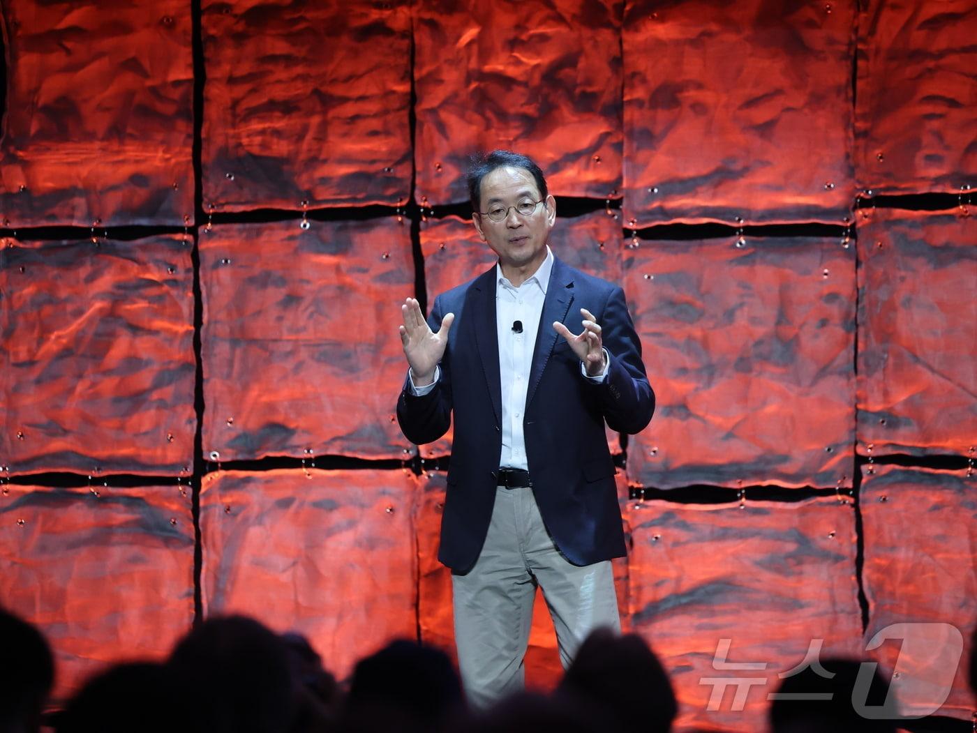 본문 이미지 - 스캇 박 두산밥캣 부회장이 5일(현지시간) 미국 네바다주 라스베이거스 만달레이베이에서 열린 CES 2026 두산밥캣 미디어 컨퍼런스에서 연설을 하고 있다. 2026.1.6/뉴스1 ⓒ News1 황기선 기자