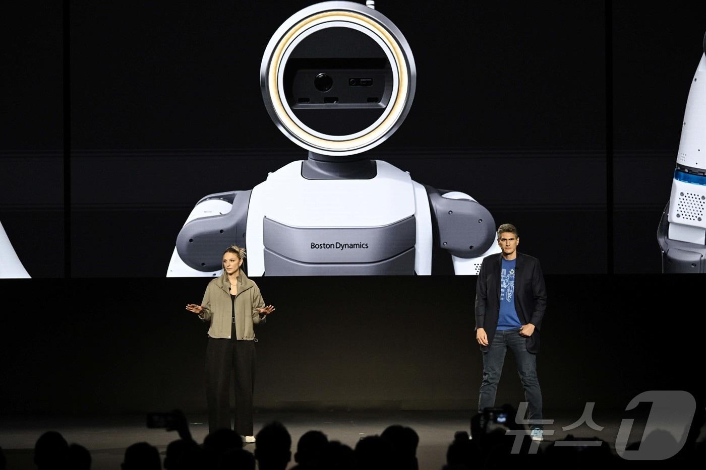 본문 이미지 - 세계 최대 가전·정보기술(IT) 전시회 'CES 2026' 개막을 하루 앞둔 5일(현지시간) 미국 네바다주 라스베이거스 만달레이베이에서 열린 현대차그룹 프레스 컨퍼런스에서 잭 잭코우스키 보스턴다이나믹스 아틀라스 개발 총괄과 아야 더빈 보스턴다이나믹스 휴머노이드 응용전략 담당이 차세대 전동식 아틀라스 개발형 모델을 소개하고 있다. (공동취재) 2026.1.6/뉴스1 ⓒ News1 황기선 기자