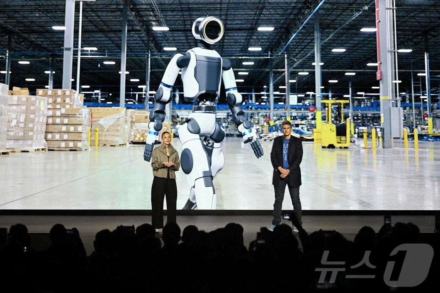 세계 최대 가전·정보기술(IT) 전시회 'CES 2026' 개막을 하루 앞둔 5일(현지시간) 미국 네바다주 라스베이거스 만달레이베이에서 열린 현대차그룹 프레스 컨퍼런스에서 잭 잭코우스키 보스턴다이나믹스 아틀라스 개발 총괄과 아야 더빈 보스턴다이나믹스 휴머노이드 응용전략 담당이 차세대 전동식 아틀라스 개발형 모델을 소개하고 있다. (공동취재) 2026.1.6/뉴스1 ⓒ News1 황기선 기자