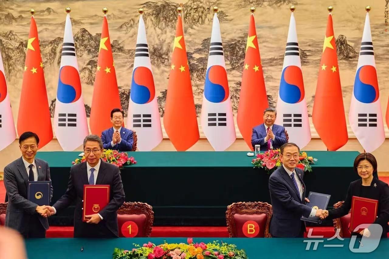 본문 이미지 - 이명구 관세청장(오른쪽 두 번째)이 쑨 메이쥔 중국 해관총서장과 지식재산권 보호를 위한 상호 협력에 관한 양해각서를 체결한 뒤 기념 촬영하고 있다. (관세청 제공.재판매 및 DB금지)/뉴스1