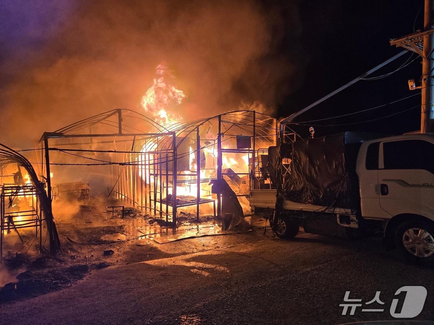 본문 이미지 - 6일 부산 강서구 화훼용 비닐하우스에서 불이 난 모습 (소방 제공. 재판매 및 DB금지)