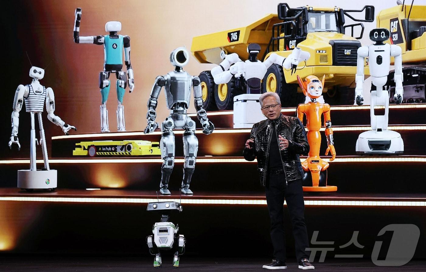 본문 이미지 - 젠슨 황 엔비디아 CEO가 5일(현지시간) 미국 네바다주 라스베이거스 퐁텐블로 호텔에서 열린 엔비디아 CES 2026 라이브에서 로봇과 함께 기조연설을 하고 있다. (공동취재) 2026.1.6/뉴스1 ⓒ News1 황기선 기자