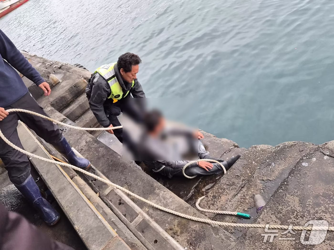 본문 이미지 - 지난 5일 서귀포시 모슬포항에서 발생한 익수 사고.(서귀포해양경찰서 제공. 재판매 및 DB 금지)