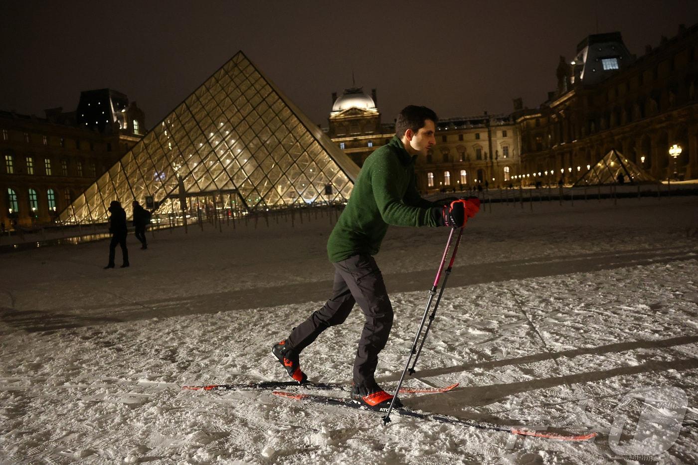 한파가 프랑스를 강타한 가운데 한 남성이 5일(현지시간) 프랑스 파리 루브르 박물관 앞에서 스키를 타고 있다. 2025.1.5 ⓒ 로이터=뉴스1 ⓒ News1 김경민 기자