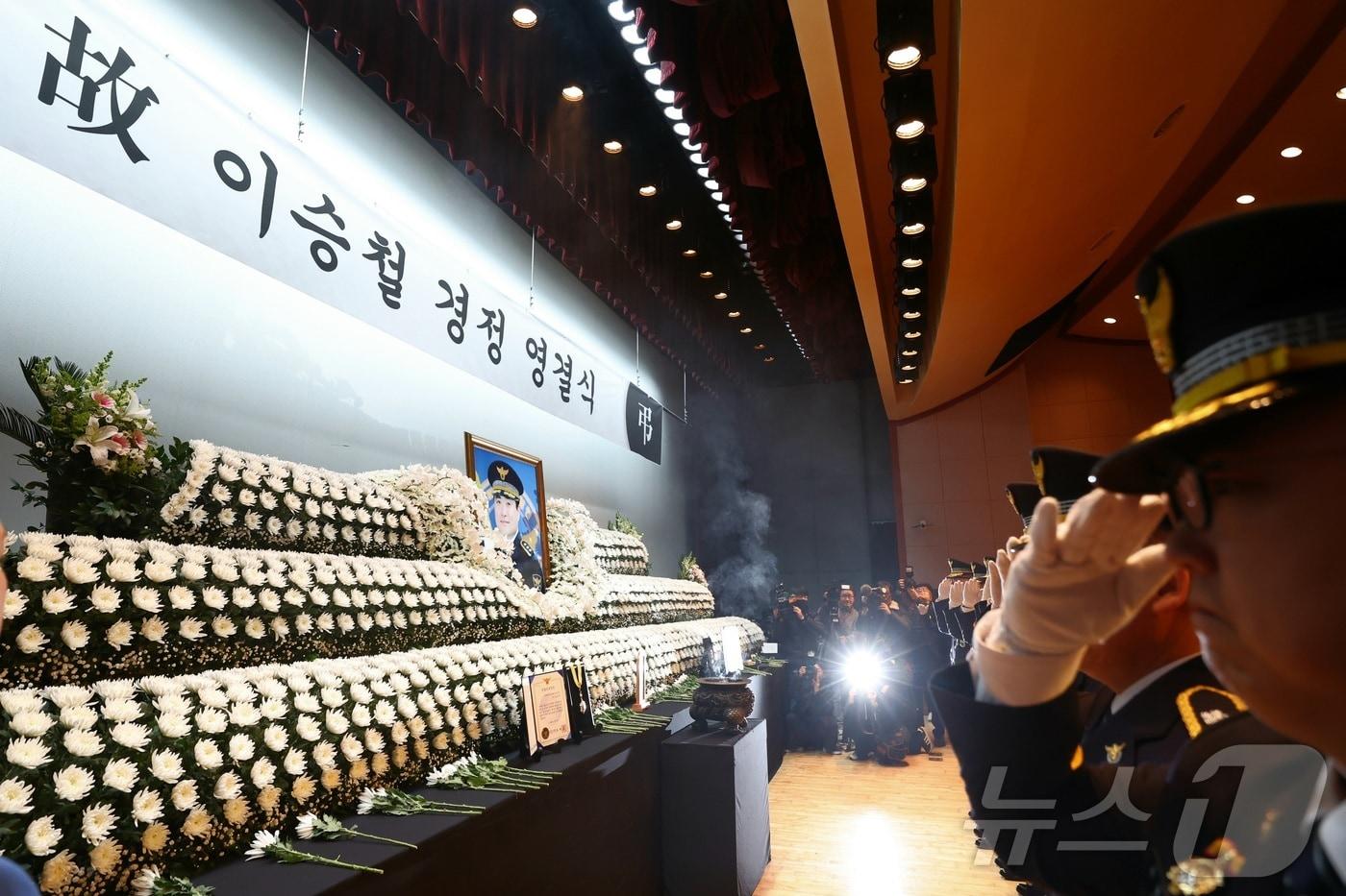 6일 전북 전주시 전북경찰청에서 열린 고(故) 이승철 경정 영결식에서 경찰 관계자들이 고인의 넋을 기리고 있다. ⓒ News1 유경석 기자