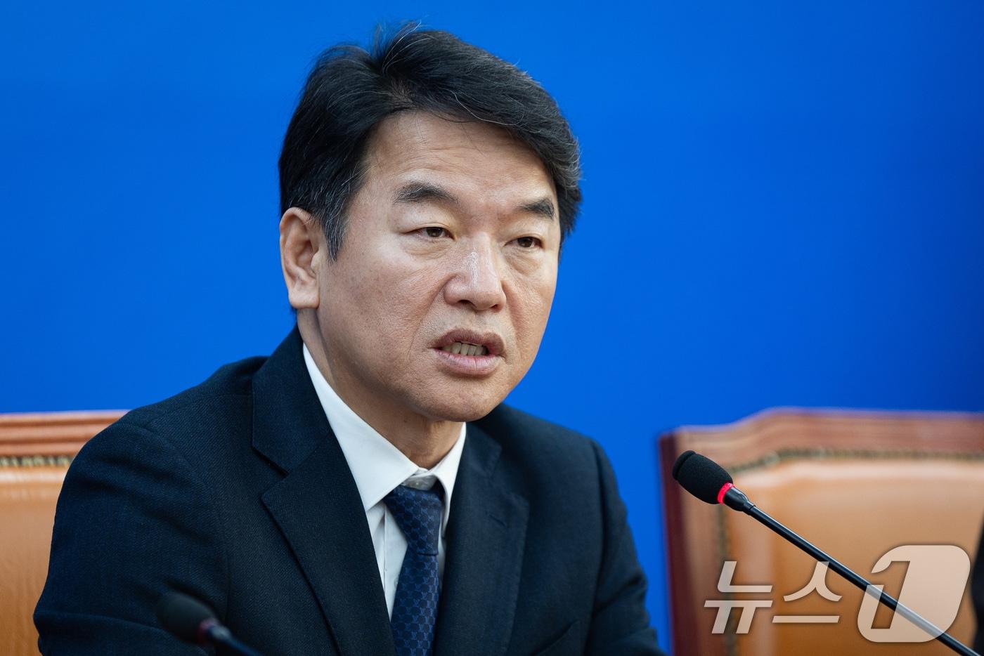 문진석 더불어민주당 원내대표 직무대행이 6일 서울 여의도 국회에서 열린 원내대책회의에서 모두 발언을 하고 있다. 2026.1.6/뉴스1 ⓒ News1 유승관 기자