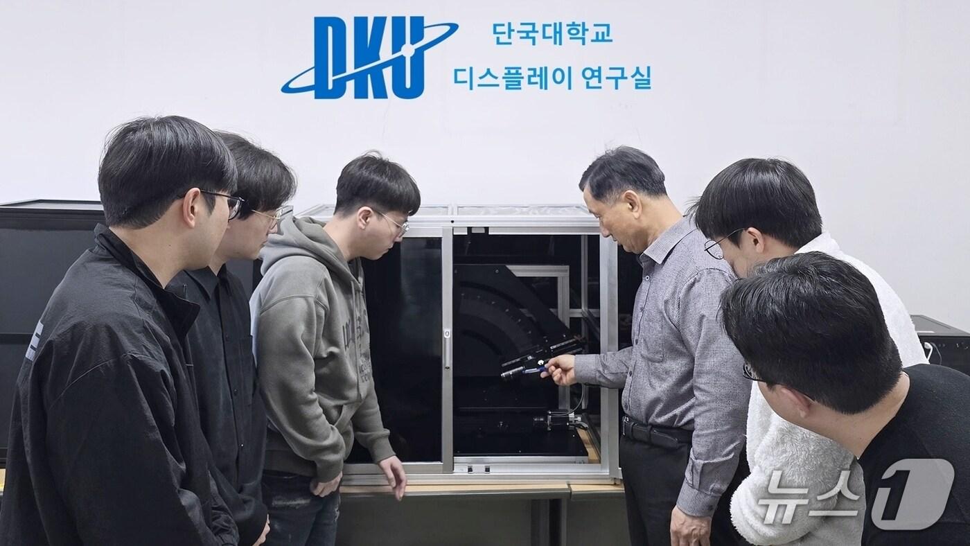 본문 이미지 - 한관영 교수팀이 AI 기반 폴더블 디스플레이 표면 품질 측정 기술을 시연하고 있는 모습.(단국대 제공)