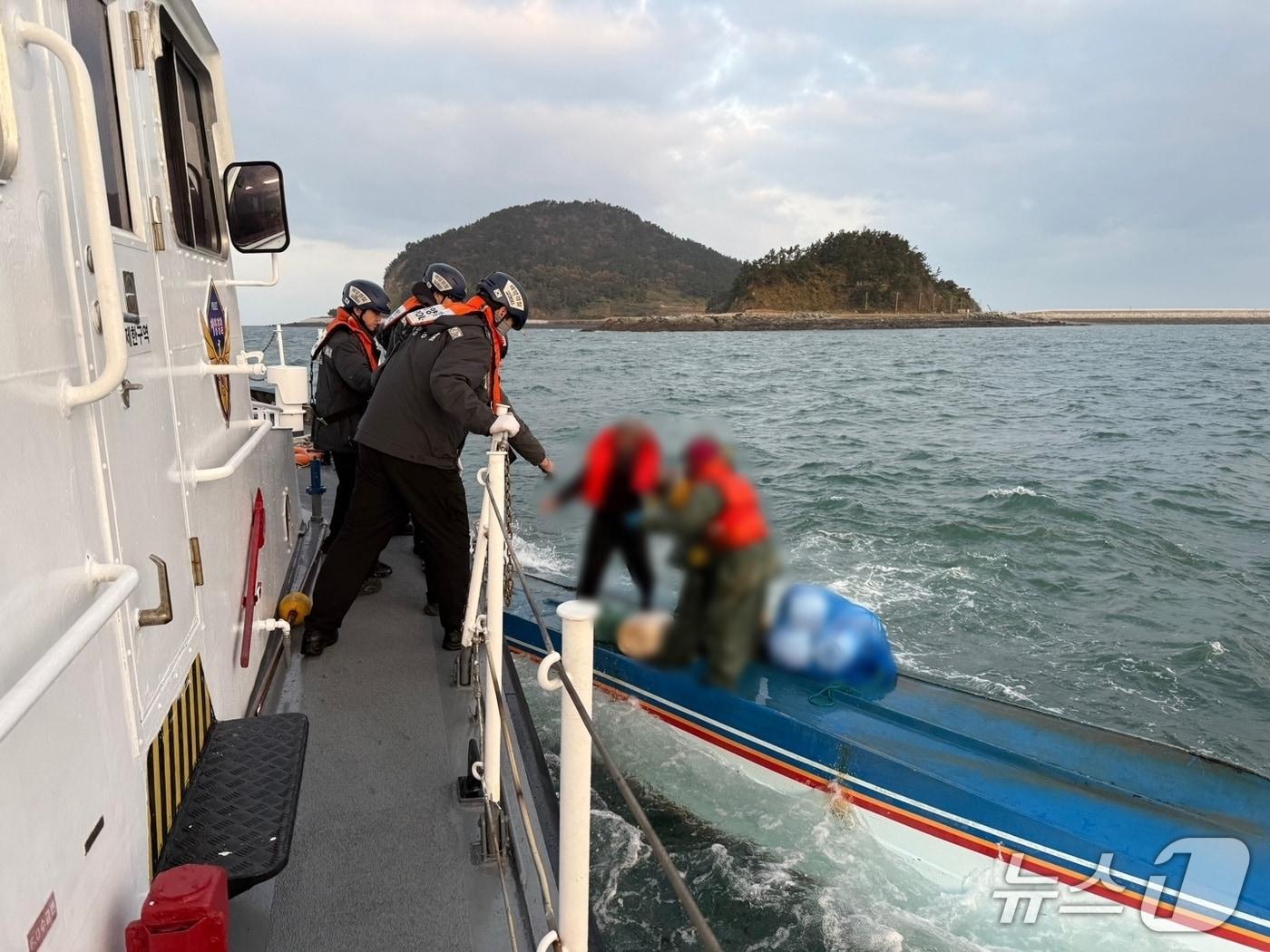 본문 이미지 - 군산해경이 전복 어선에서 선원들을 구조하고 있다.(군산해경 제공. 재판매 및 DB 금지)