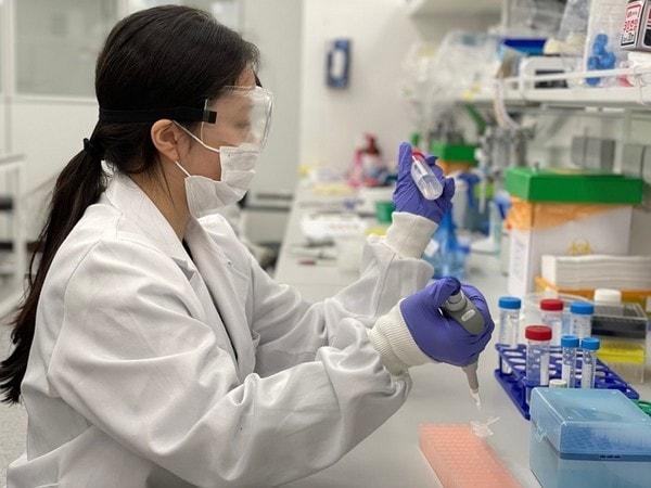 본문 이미지 - 리가켐바이오 연구원이 물질 분석을 하고 있다.(리가켐바이오 제공)/뉴스1