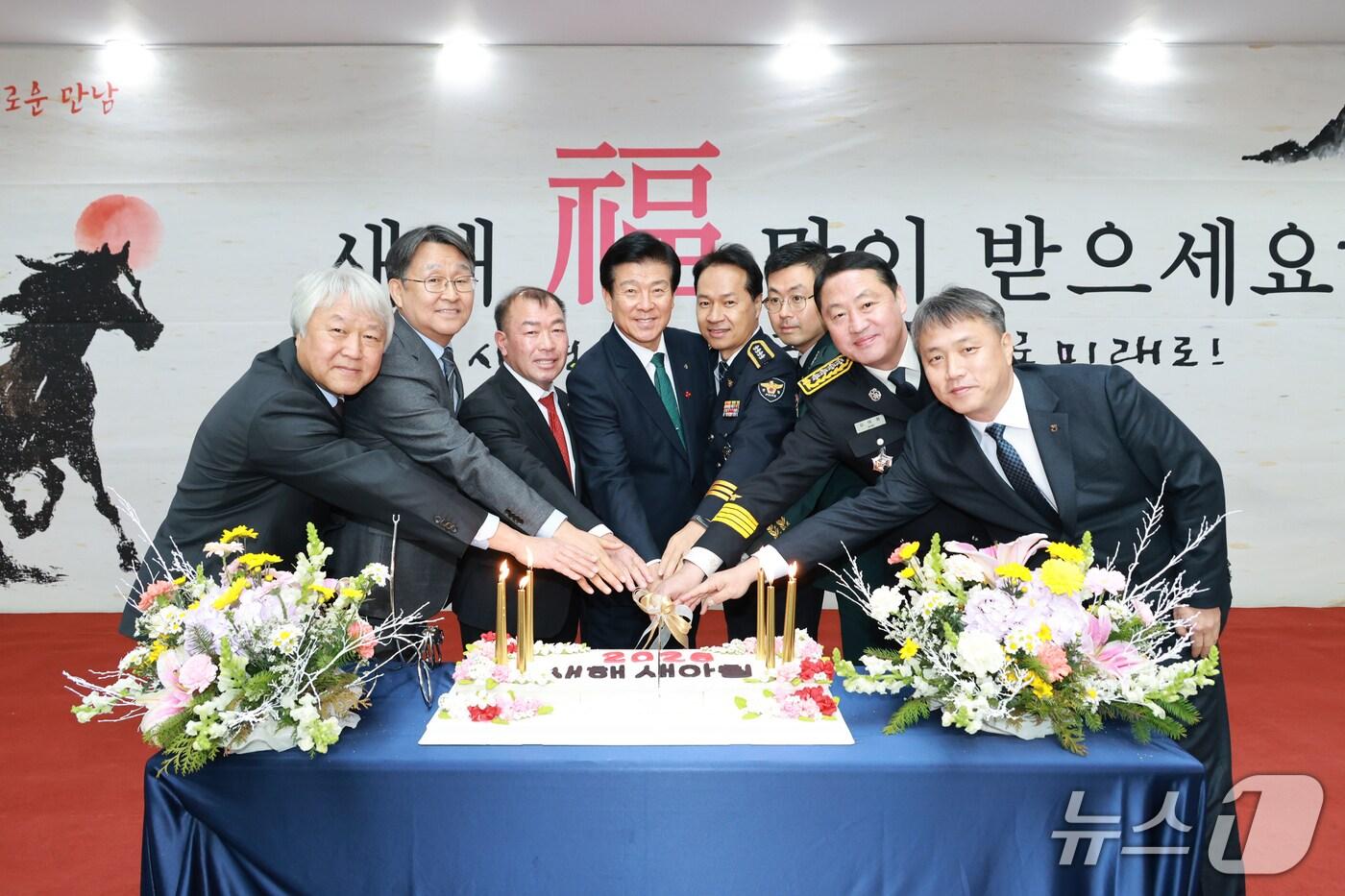 본문 이미지 - 금산문화원은 5일 금산다락원 생명의 집 로비에서 2026 병오년(丙午年) 새해 새로운 만남 행사를 개최했다. (금산군 제공.재판매 및 DB금지)/뉴스1