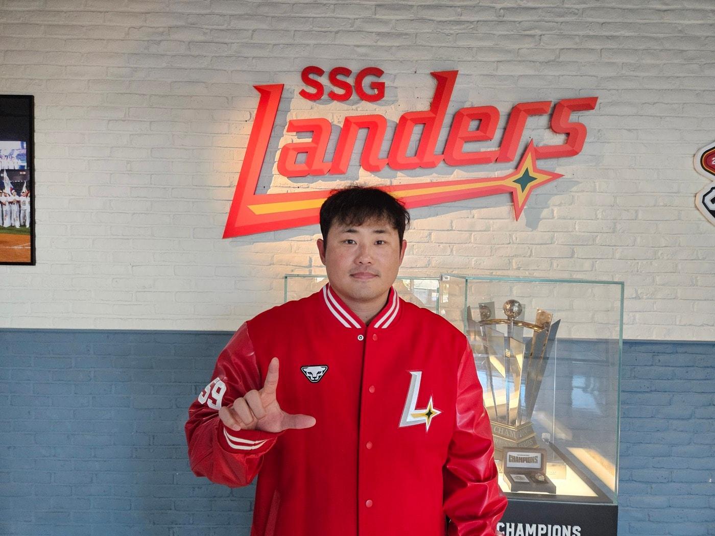 본문 이미지 - 프로야구 SSG 랜더스가 6일 베테랑 포수 이지영과 2년 총액 5억 원 규모로 장기 계약을 체결했다고 밝혔다. (SSG 랜더스 제공)