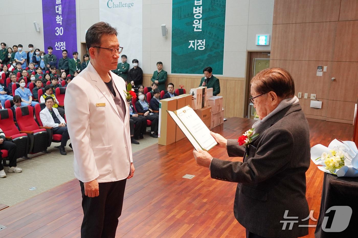 김희수 건양대 명예총장(오른쪽)이 5일 '2026년도 시무식 겸 제13대 의료원장 취임식'에서 배장호 의료원장에게 임명장을 수여하고 있다.(건양대병원 제공) /뉴스1