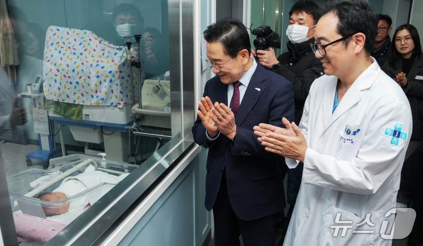 최기문 영천시장이 영천제이병원을 찾아 새해둥이의 탄생을 축하했다.(영천시 제공. 재판매 및 DB금지)/뉴스1