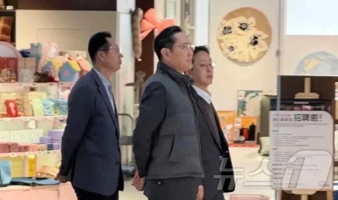 본문 이미지 - 이재용 삼성전자 회장이 5일 중국 베이징 솽징 소재의 징둥몰을 둘러보고 있다. (샤오훙슈 갈무리) ⓒ News1 정은지 특파원