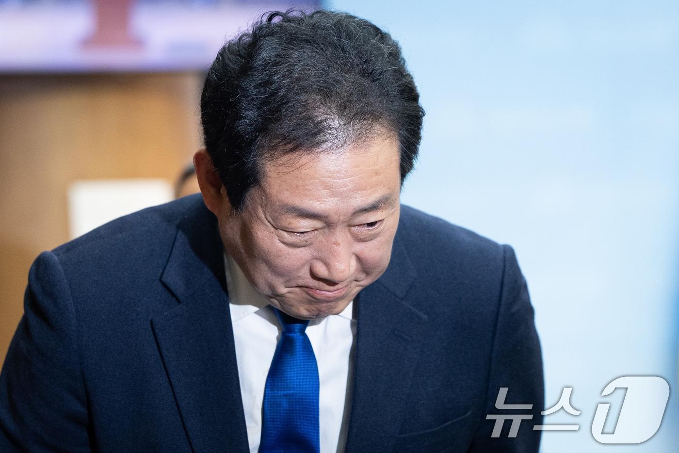 유동철 더불어민주당 최고위원 후보가 6일 서울 여의도 국회 소통관에서 최고위원 후보 사퇴 기자회견을 마친 후 회견장을 나서고 있다. 2026.1.6/뉴스1 ⓒ News1 유승관 기자