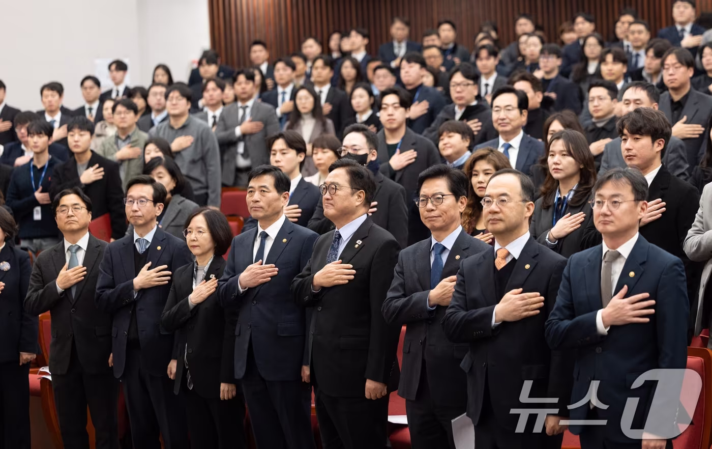 우원식 국회의장이 6일 서울 여의도 국회 도서관 대강당에서 열린 12.3 비상계엄 해제 2차 유공 특별포상 수여식에서 국민의례하고 있다. 2026.1.6/뉴스1 ⓒ News1 이승배 기자