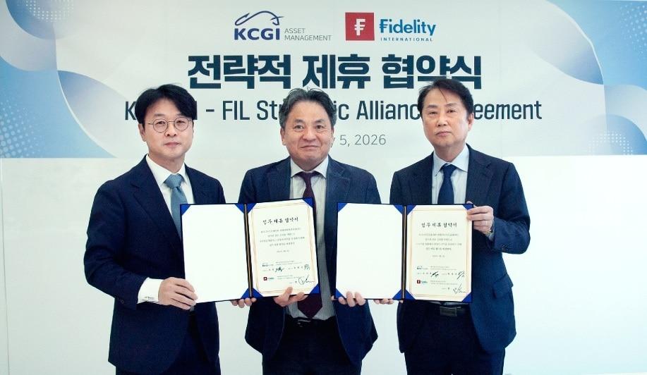 본문 이미지 - 사진 왼쪽부터 목대균 KCGI자산운용 대표이사, 권준 피델리티자산운용 대표이사, 조원복 KCGI자산운용 대표이사, 사진 제공:KCGI자산운용