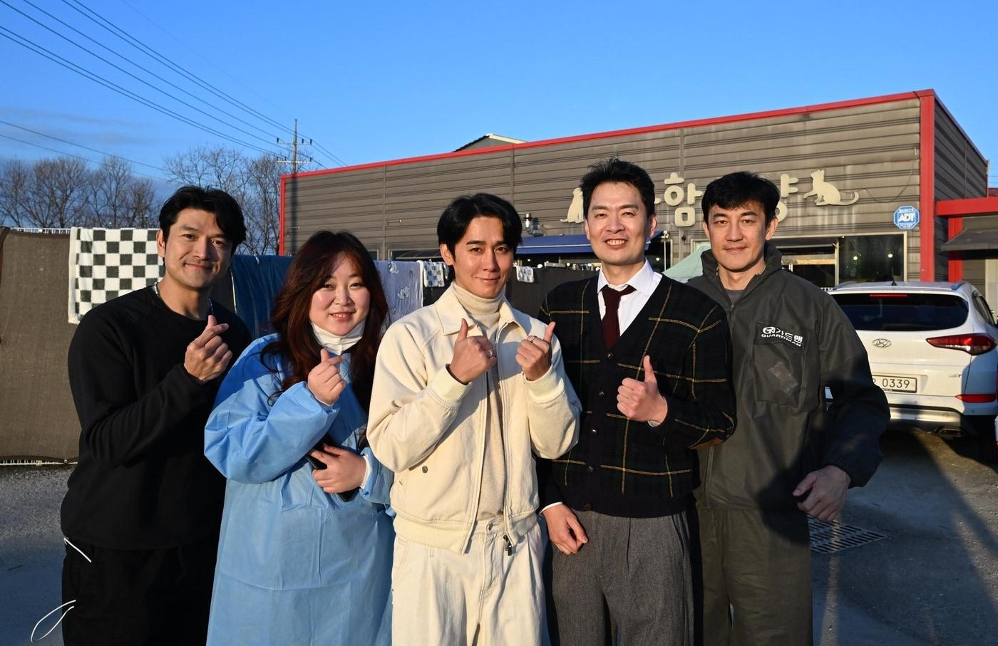 유기견 입양카페 봉사활동 후 기념 사진을 찍고 있는 배우 이지훈(왼쪽부터), 유희진 굿모닝펫동물병원 실장, 가수 김상혁, 장봉환 굿모닝펫동물병원 원장, 배우 한정수(굿모닝펫동물병원 제공) ⓒ 뉴스1