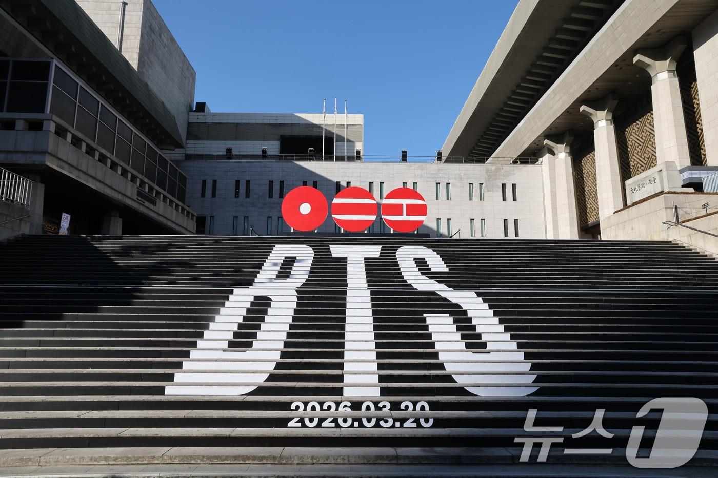 본문 이미지 - 6일 오전 서울 종로구 세종문화회관 야외 계단에 BTS(방탄소년단)의 컴백 로고 조형물이 설치되어 있다. BTS는 3월 20일 컴백과 새 앨범 발매, 월드투어 일정을 공식 발표했다. 2026.1.6/뉴스1 ⓒ News1