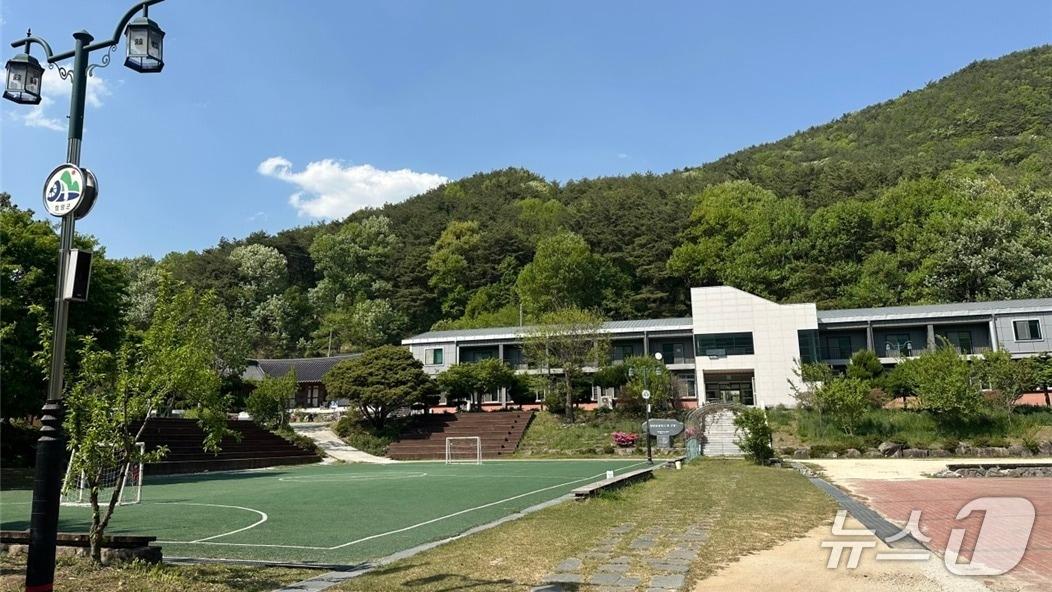본문 이미지 - 함양군 서하초 봉전분교 다볕자연연수원 전경(신성범 의원실 제공. 재판매 및 DB금지).