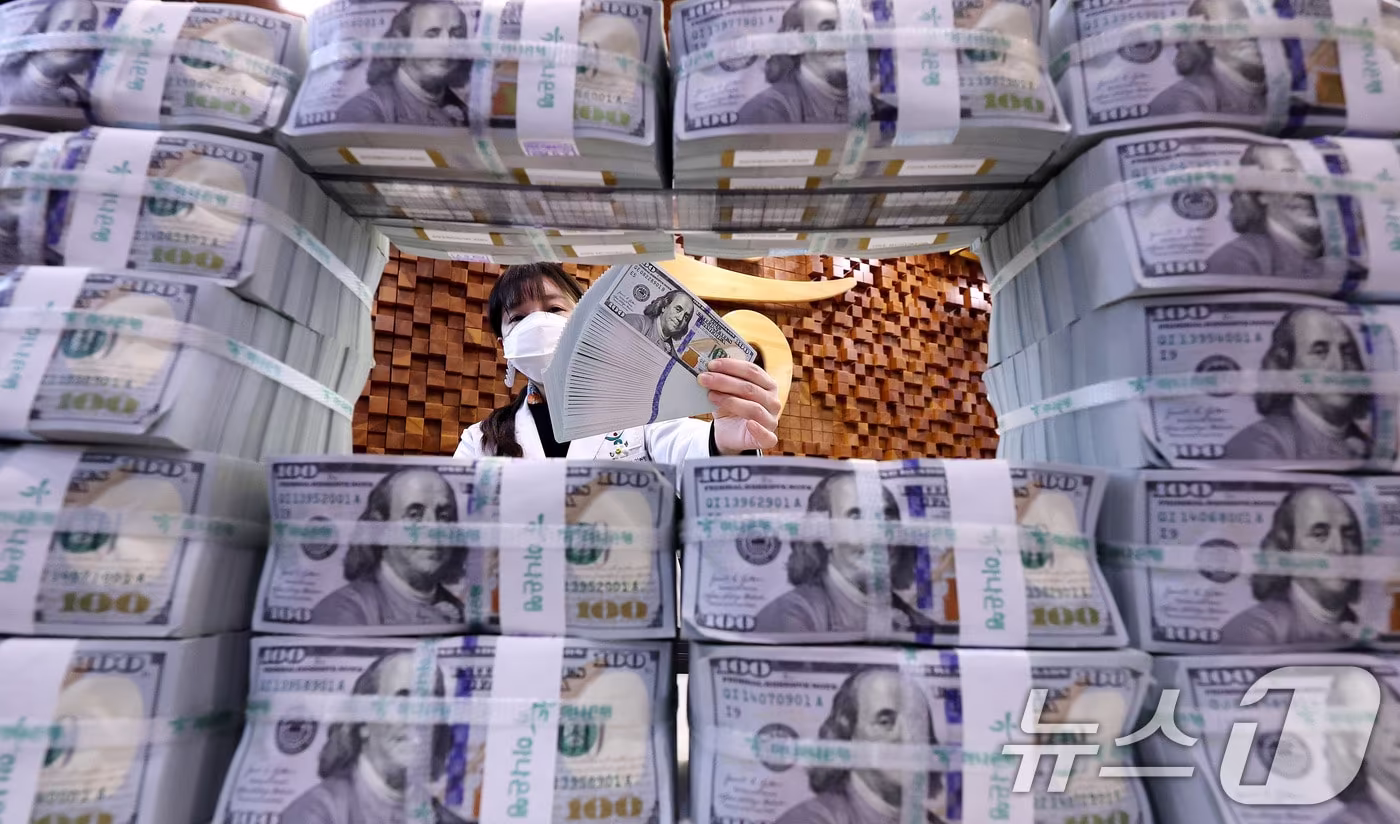 6일 서울 중구 하나은행 위변조대응센터에서 직원이 달러화를 정리하고 있다. 2026.1.6/뉴스1 ⓒ News1 박지혜 기자