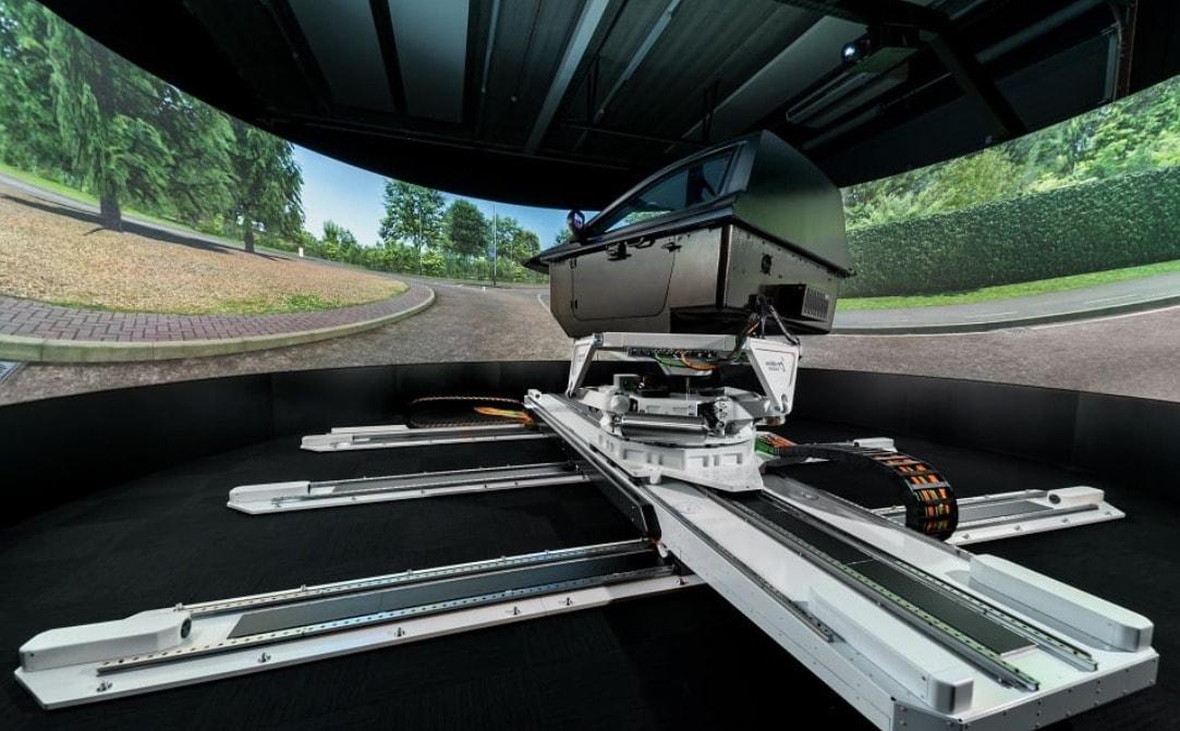 본문 이미지 - 영국 장비업체 앤서블 모션이 제작한 고성능 드라이빙 시뮬레이터 '델타 시리즈'의 모습(자료사진. 앤서블 모션 홈페이지 갈무리). 2026.01.06.