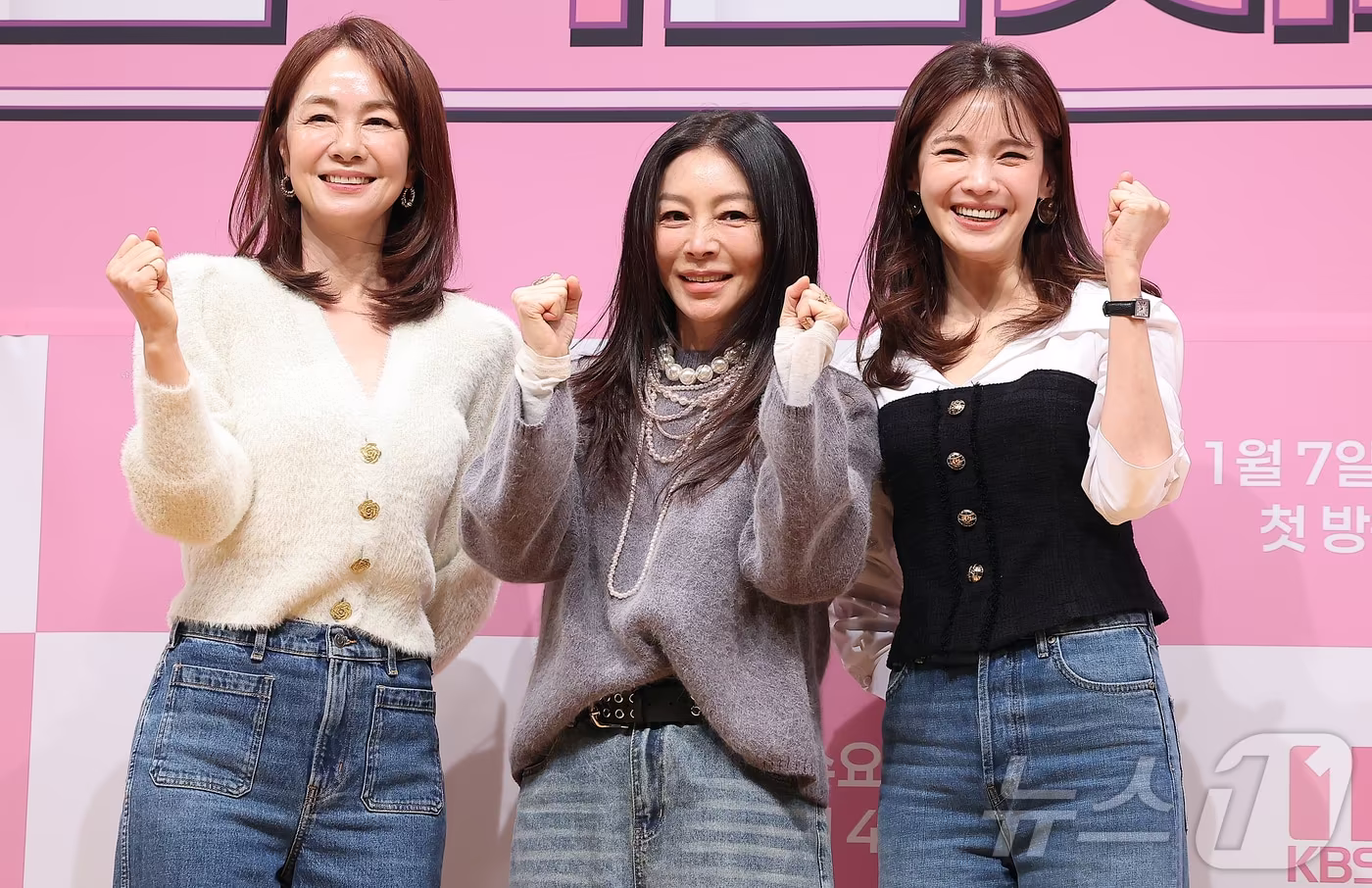 방송인 장윤정(왼쪽부터), 배우 황신혜, 방송인 정가은이 6일 오전 서울 영등포구 여의도 KBS 아트홀에서 열린 KBS1TV ‘황신혜의 같이 삽시다’ 제작발표회에 참석해 포즈를 취하고 있다. ‘황신혜의 같이 삽시다’는 이혼 후 홀로 아이를 키우는 싱글맘들의 '같이 살이'를 통해 엄마이자 여자 연예인으로서의 실질적인 고민과 애환을 나누는 리얼리티 동거 관찰 예능이다. 2026.1.6/뉴스1 ⓒ News1 김진환 기자