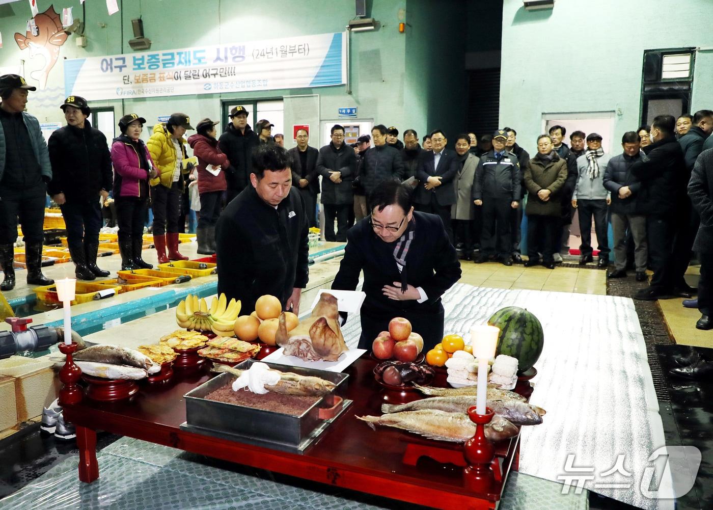 본문 이미지 - 하동군수협 위판장에서 6일 ‘2026년 초매식’이 열리고 있다(하동군 제공. 재판매 및 DB금지).