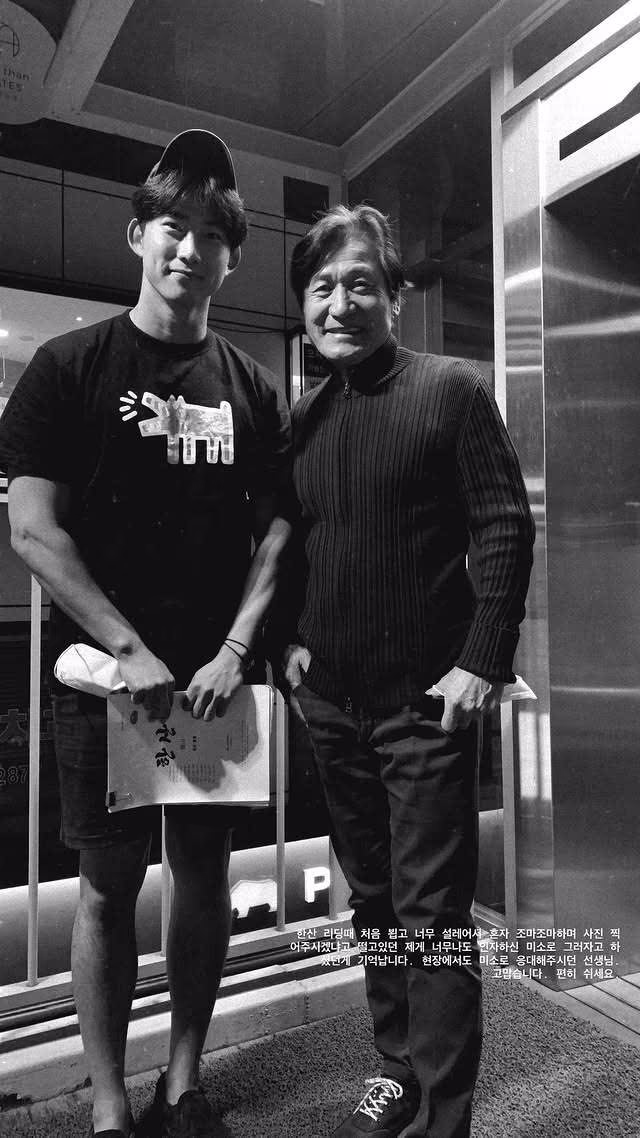 본문 이미지 - 옥택연과 故안성기(옥택연 SNS)