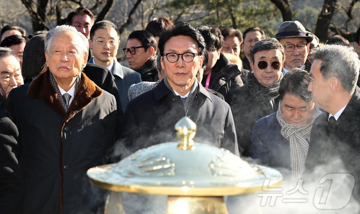 김민석 국무총리가 6일 오전 서울 동작구 국립서울현충원 김대중 대통령 묘소에서 열린 김대중 재단 신년하례식에서 참배를 마친 후 묘역을 바라보고 있다. (공동취재) ⓒ News1 김성진 기자