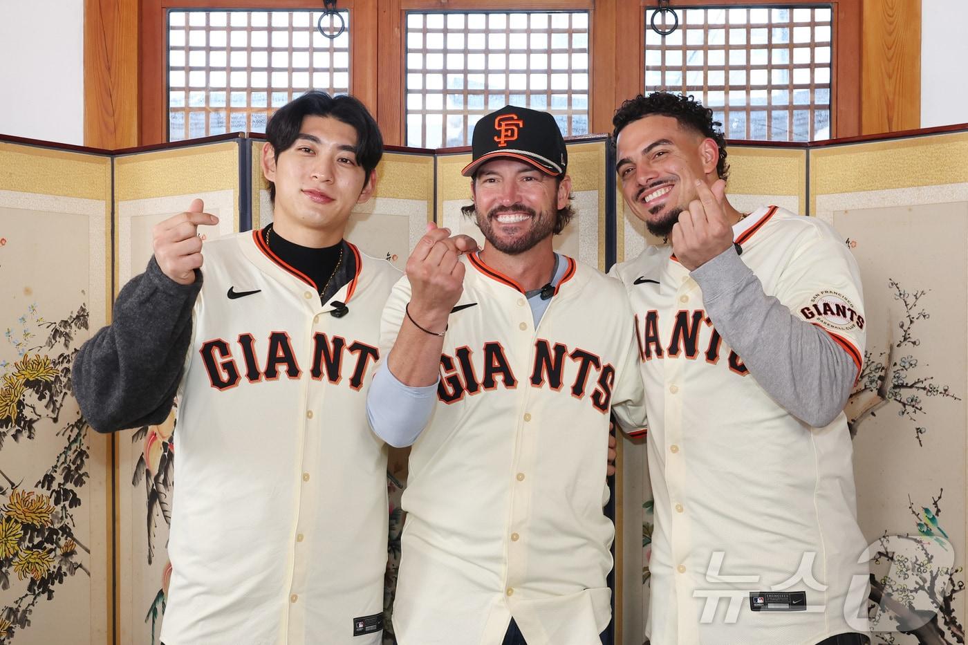 미국 프로야구 메이저리그(MLB) 샌프란시스코 자이언츠의 (왼쪽부터)이정후, 토니 비텔로 감독, 윌리 아다메스가 6일 서울 종로구 한옥에서 한국 문화 체험에 앞서 기념촬영을 하고 있다. (공동취재) 2026.1.6/뉴스1 ⓒ News1 김민지 기자