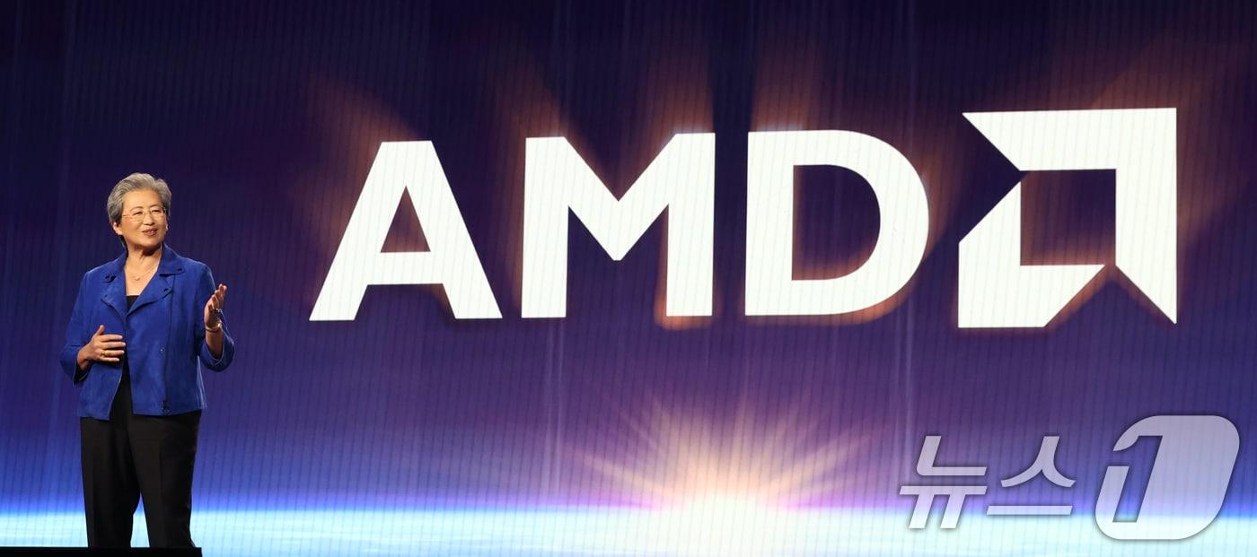 본문 이미지 - 리사 수 AMD 최고경영자(CEO)가 5일(현지시간) 미국 네바다주 라스베이거스 베네치안 호텔에서 'CES 2026 개막 기조연설'을 하고 있다. 2026.1.6 ⓒ 뉴스1 황기선 기자