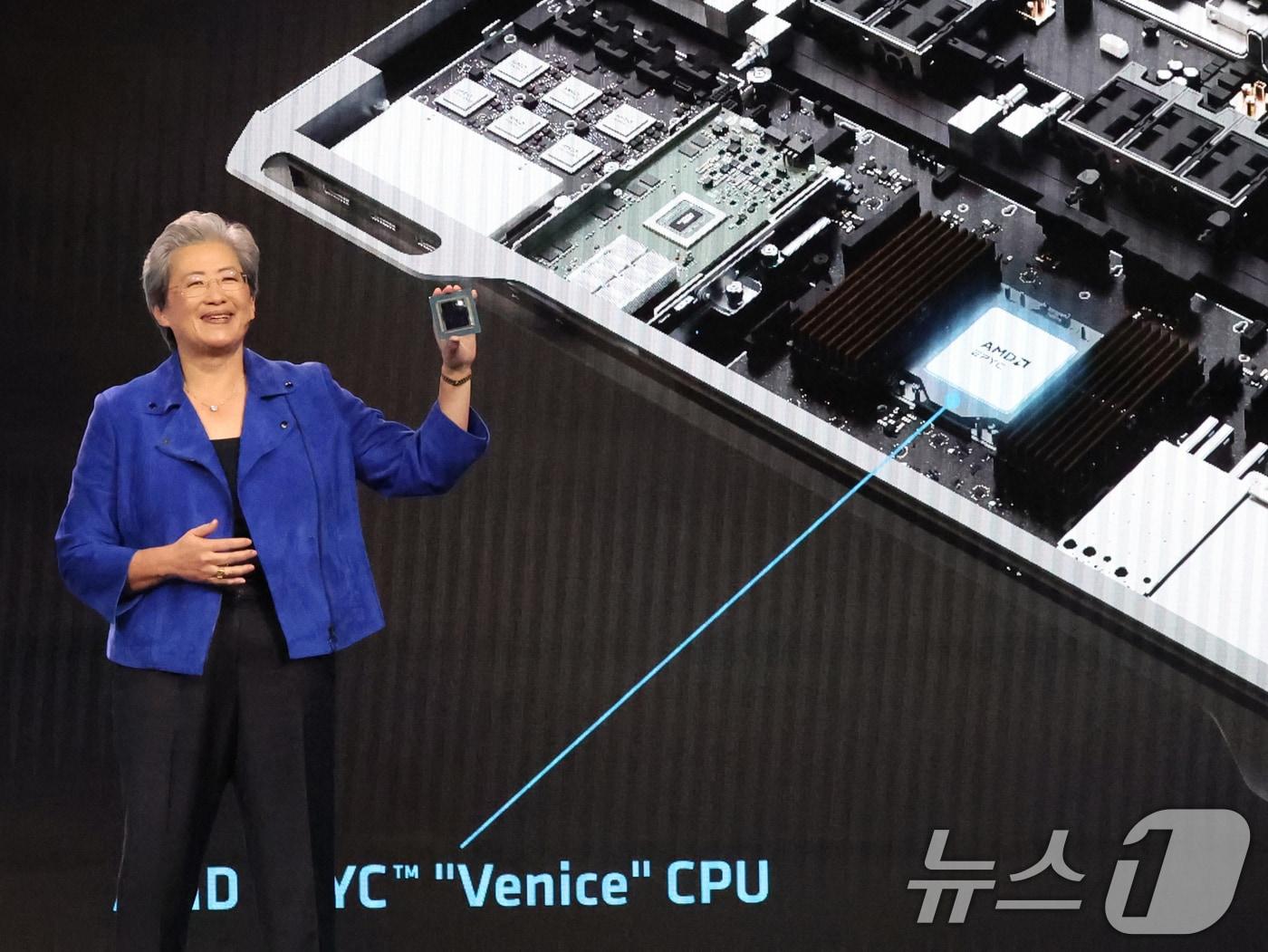 본문 이미지 - 리사 수 AMD 최고경영자(CEO)가 5일(현지시간) 미국 네바다주 라스베이거스 베네치안 호텔에서 'CES 2026 개막 기조연설' 중 신제품 '베니스(Venice CPU'를 소개하고 있다. 2026.1.6 ⓒ 뉴스1 황기선 기자