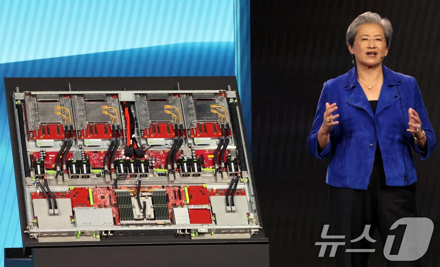 본문 이미지 - 리사 수 AMD 최고경영자(CEO)가 5일(현지시간) 미국 네바다주 라스베이거스 베네치안 호텔에서 'CES 2026 개막 기조연설'을 하고 있다. 2026.1.6 ⓒ 뉴스1 황기선 기자