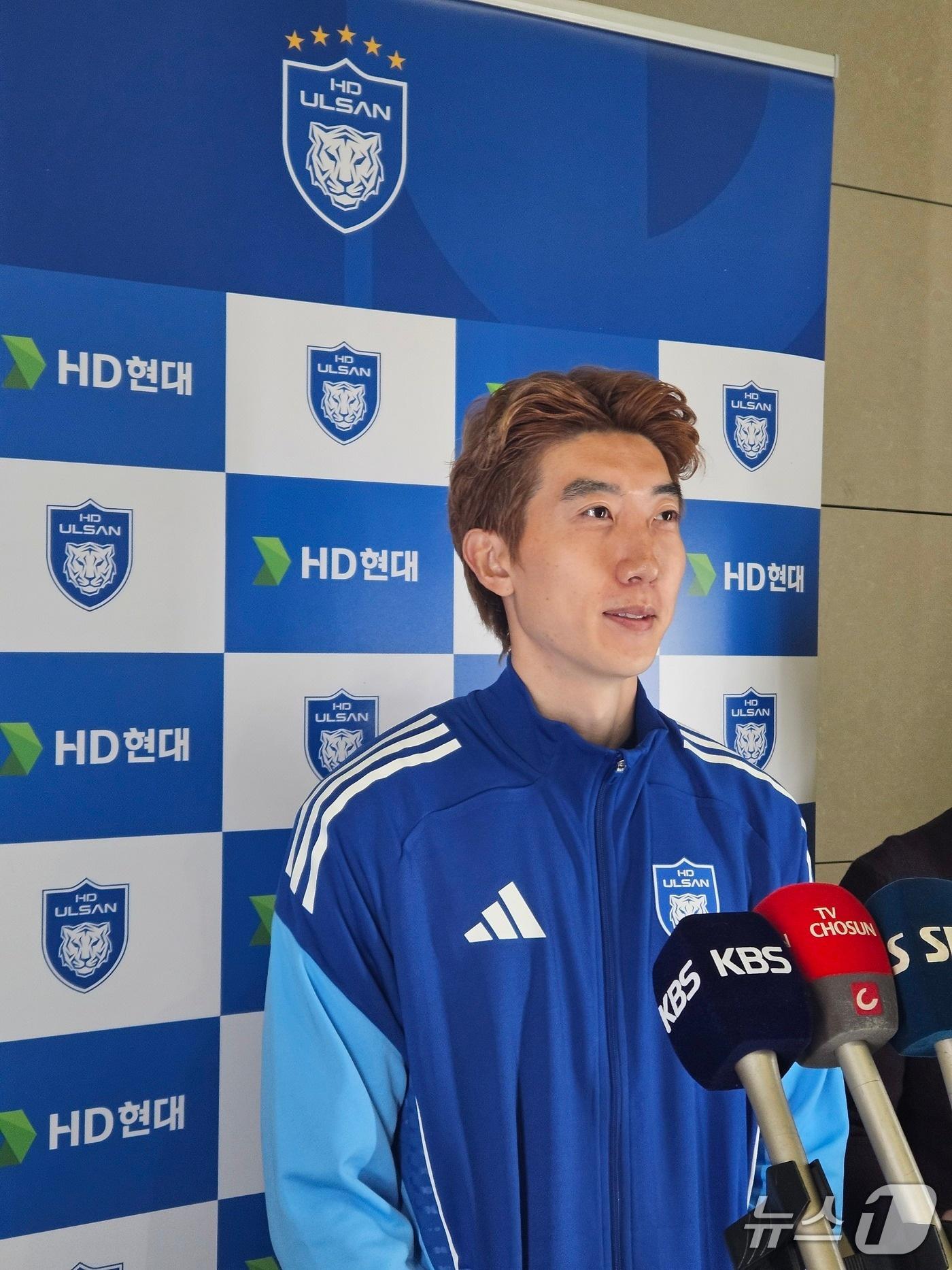 본문 이미지 - 울산 HD 골키퍼 조현우가 6일 인천국제공항에서 취재진 질문에 답하고 있다. /뉴스1 ⓒ 뉴스1 김도용 기자