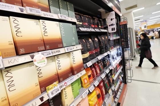 본문 이미지 - 고환율과 주요 원두 생산국의 기후 리스크 여파로 지난해 커피 가격이 큰 폭으로 오른 것으로 나타났다. 6일 국가데이터처 국가통계포털(KOSIS)에 따르면 지난달 커피 소비자물가지수는 143.98(2020년=100)로 집계돼 전년 동월(133.62) 대비 7.8% 상승했다. 사진은 이날 서울시내의 한 대형마트에 진열된 원두커피. 2026.1.6/뉴스1 ⓒ News1 오대일 기자