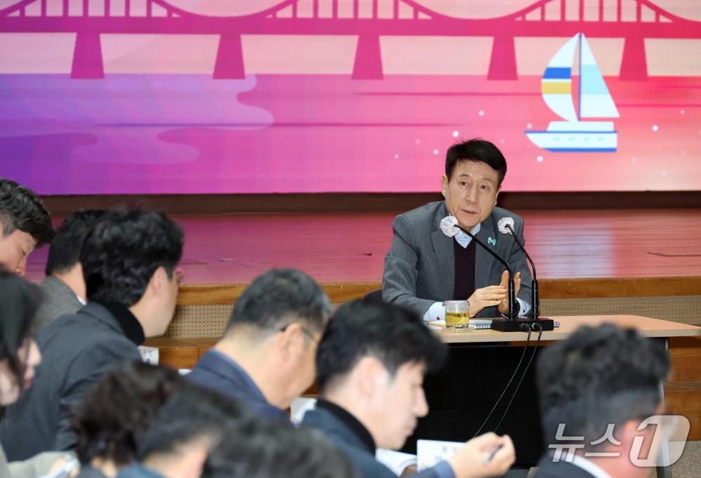 본문 이미지 - 이강덕 포항시장이 6일 새해 첫 확대 간부회의에서 "시민을 위해 일하라"며 위민충정(爲民忠政)을 강조했다.(포항시 제공, 재판매 및 DB 금지) 
