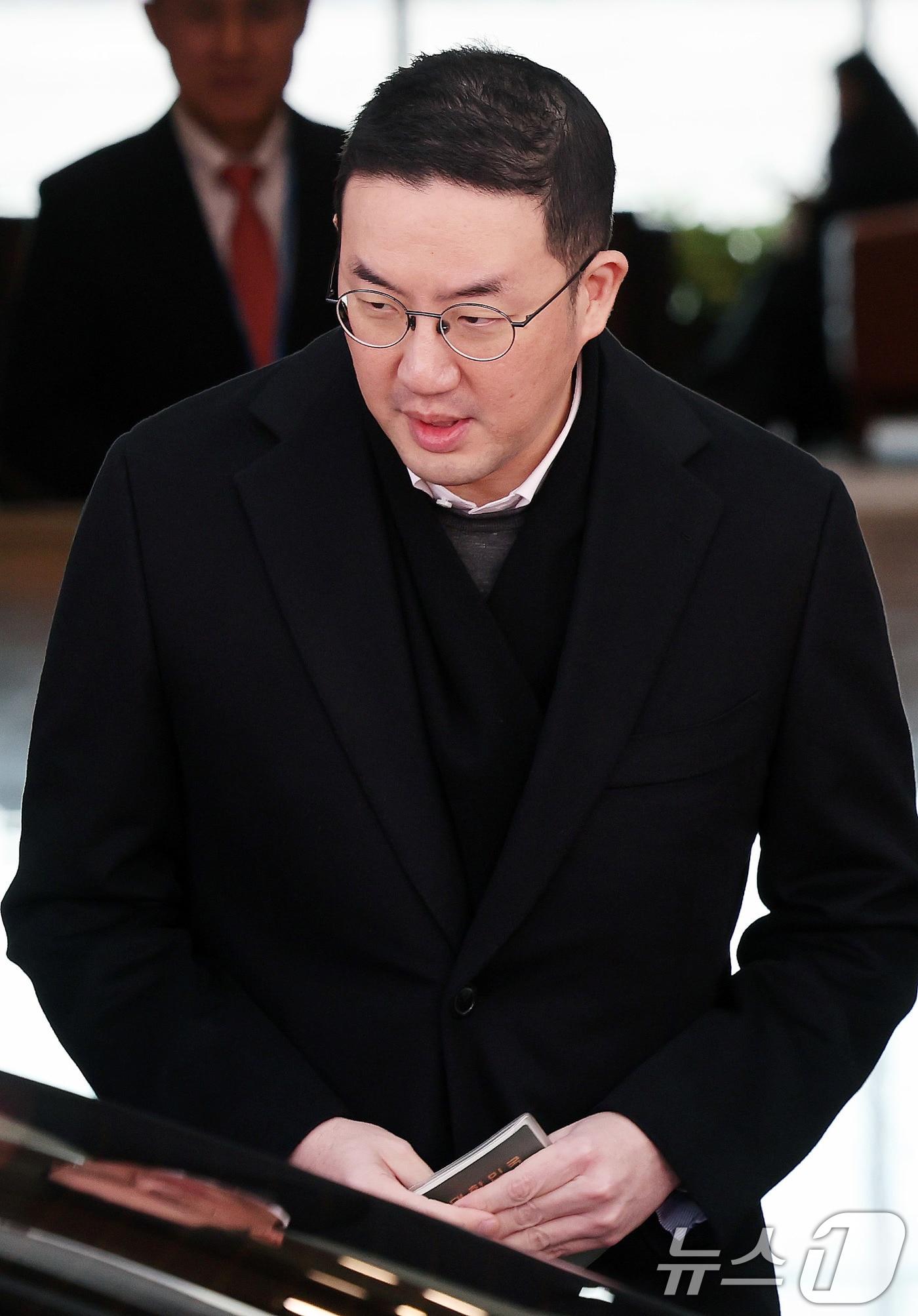 본문 이미지 - 방중 경제사절단 일정을 마친 구광모 LG그룹 회장이 6일 오후 서울 강서구 김포 비즈니스 항공센터(SGBAC)를 통해 귀국하고 있다. 2026.1.6 ⓒ 뉴스1 박지혜 기자