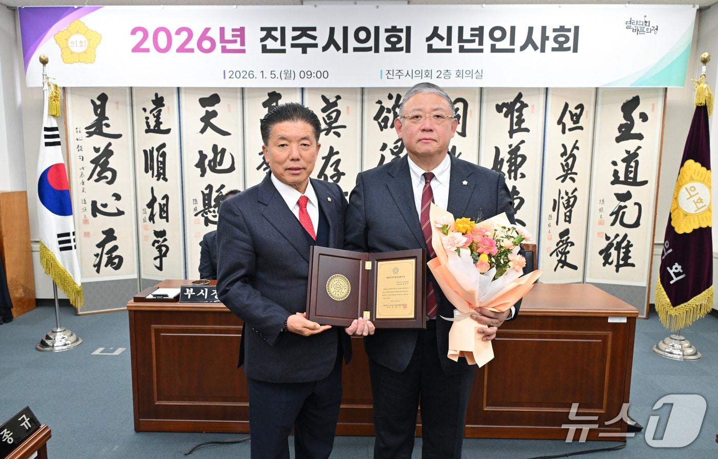 진주시의회 박종규 의원(오른쪽)과 백승흥 의장(시의회 제공. 재판매 및 DB금지).