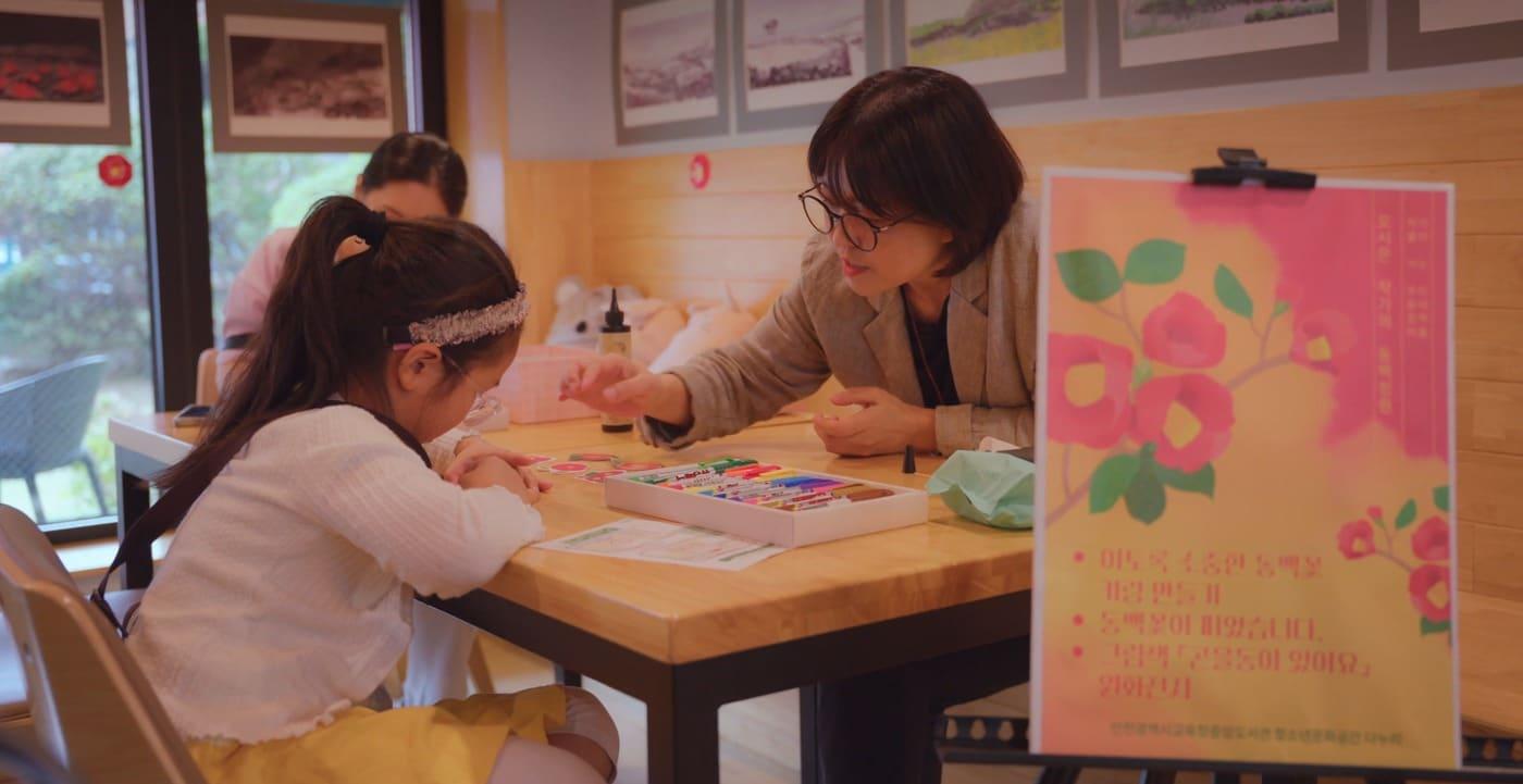 본문 이미지 - 인천광역시교육청중앙도서관에서 진행된 문학상주작가 프로그램 현장 사진(아르코 제공)