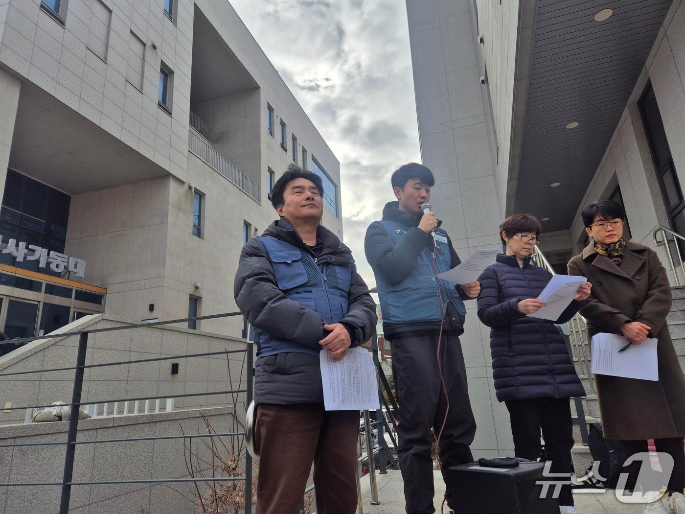 본문 이미지 - 6일 서울 마포구 서울경찰청 형사기동대 앞에서 전국택배노조와 고 장덕준 씨 어머니가 쿠팡의 산업재해 은폐 의혹과 관련한 경찰의 고발인 조사 등을 앞두고 기자회견을 하고 있다. 2026.1.6/뉴스1 ⓒ News1 신윤하 기자