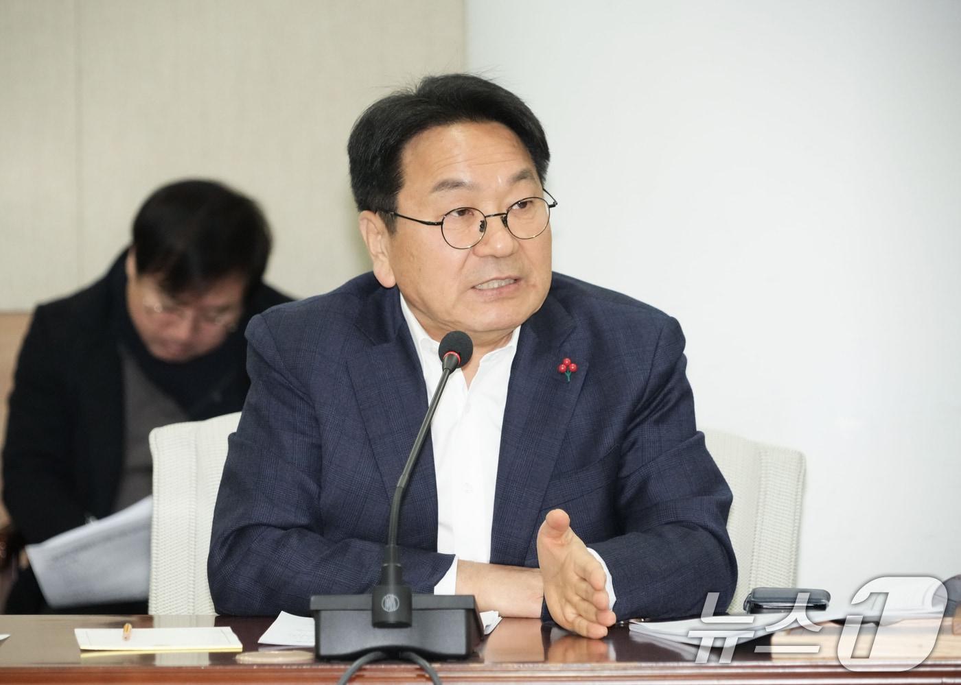 강기정 광주광역시장이 6일 오전 광주시의회 대회의실에서 시의원들과 광주·전남 행정통합 관련 간담회를 갖고 행정통합 추진사항을 논의하고 있다.(광주광역시 제공. 재판매 및 DB금지) 2026.1.6/뉴스1