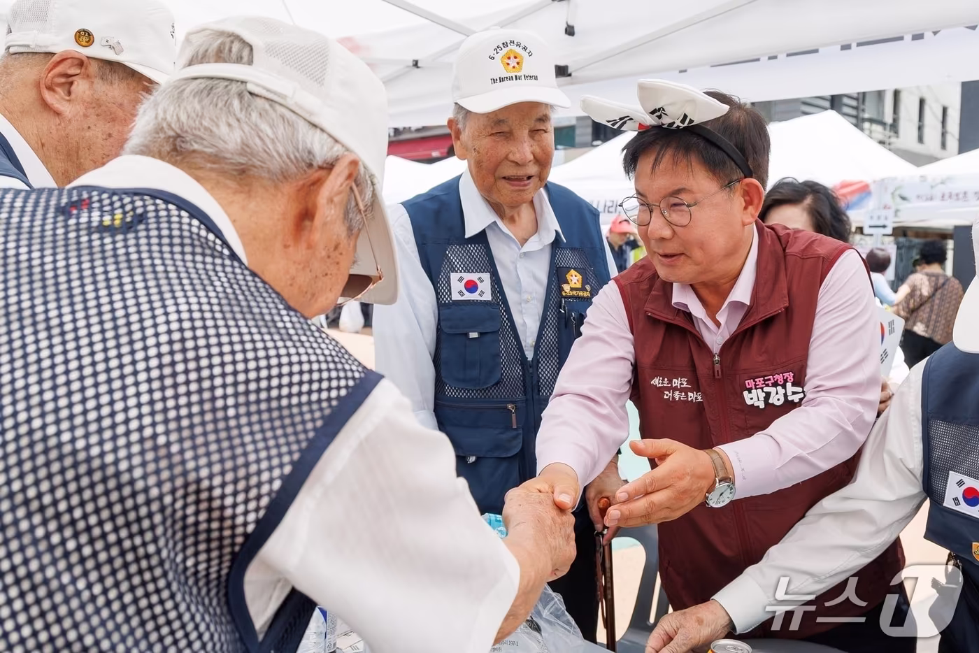 제3회 호국보훈감사축제에서 국가유공자분들께 인사를 전하는 박강수 마포구청장