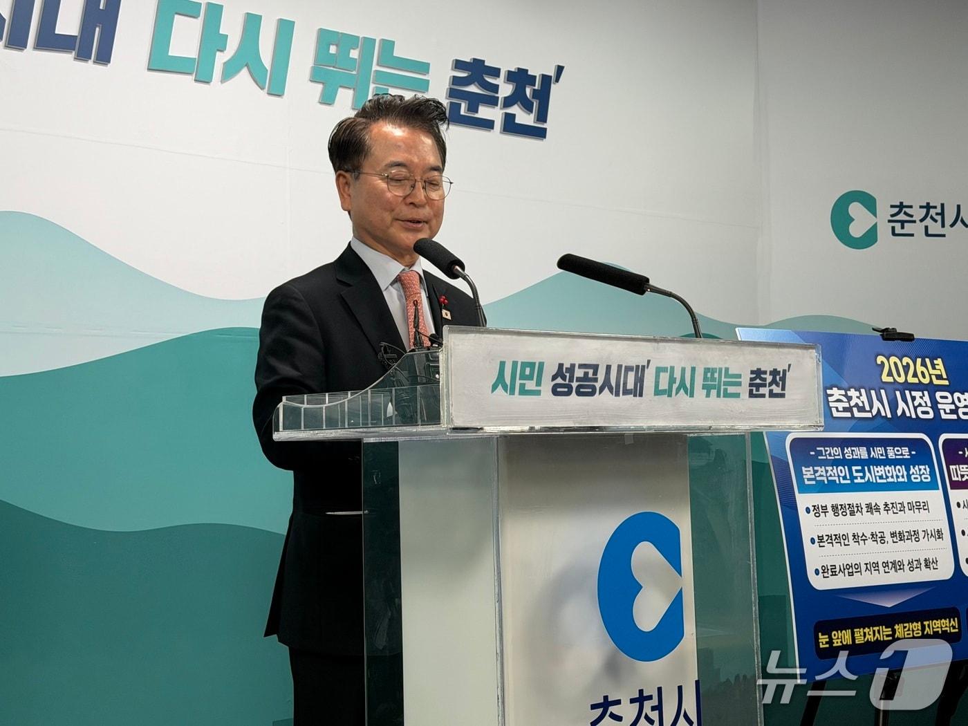 본문 이미지 - 육동한 춘천시장이 6일 시청 브리핑룸에서 2026년 시정 운영방향과 핵심 과제를 발표하고 있다.2025.1.6 한귀섭 기자