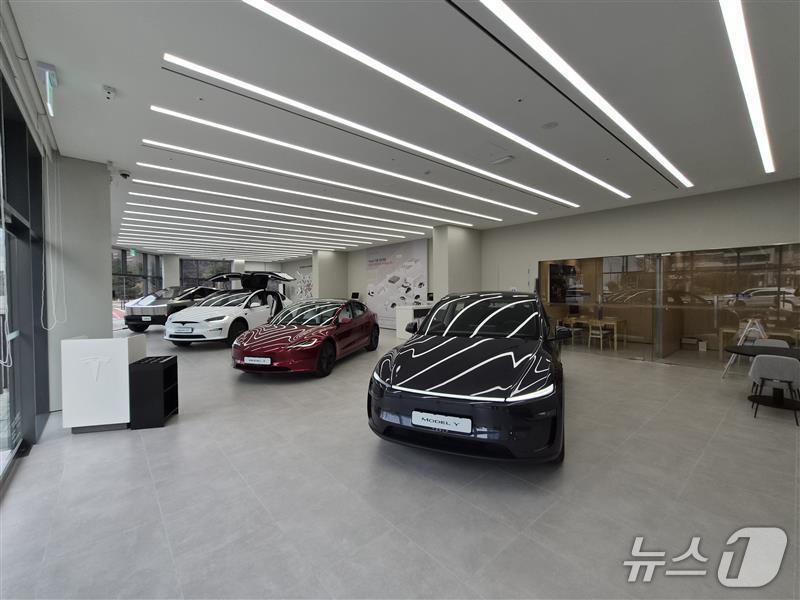 본문 이미지 -  테슬라 인천스토어 모습.(테슬라코리아 X 갈무리)