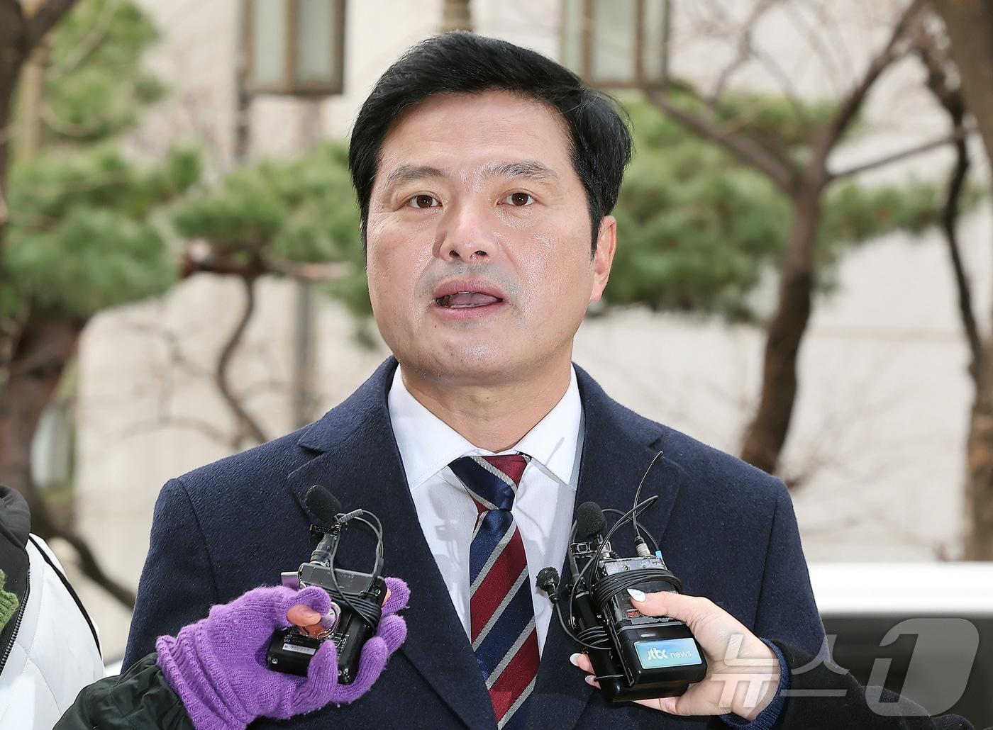 본문 이미지 - 김태우 전 강서구청장이 6일 서울 마포구 서울경찰청 광역수사단에서 공천 헌금 의혹 등 공직선거법 위반으로 고발된 강선우 의원에 대한 고발인 조사에 앞서 입장을 밝히고 있다. 2026.1.6/뉴스1 ⓒ News1 김진환 기자