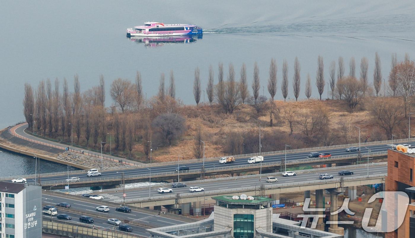 한강버스가 6일 서울 광진구 뚝섬 선착장을 향해 운항하고 있다. 2026.1.6/뉴스1 ⓒ News1 안은나 기자