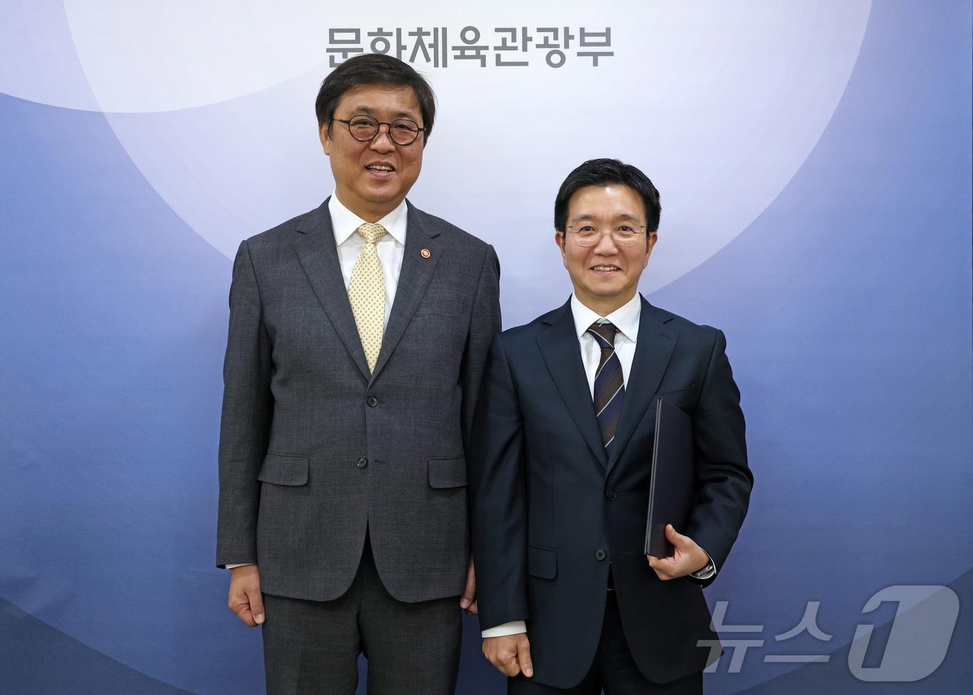 본문 이미지 - 최휘영 문화체육관광부 장관이 6일 정부세종청사 15동 문체부 접견실에서 박성혁 한국관광공사 사장에게 임명장을 수여하고 기념촬영을 하고 있다. (문화체육관광부 제공. 재판매 및 DB 금지) 2026.1.6/뉴스1