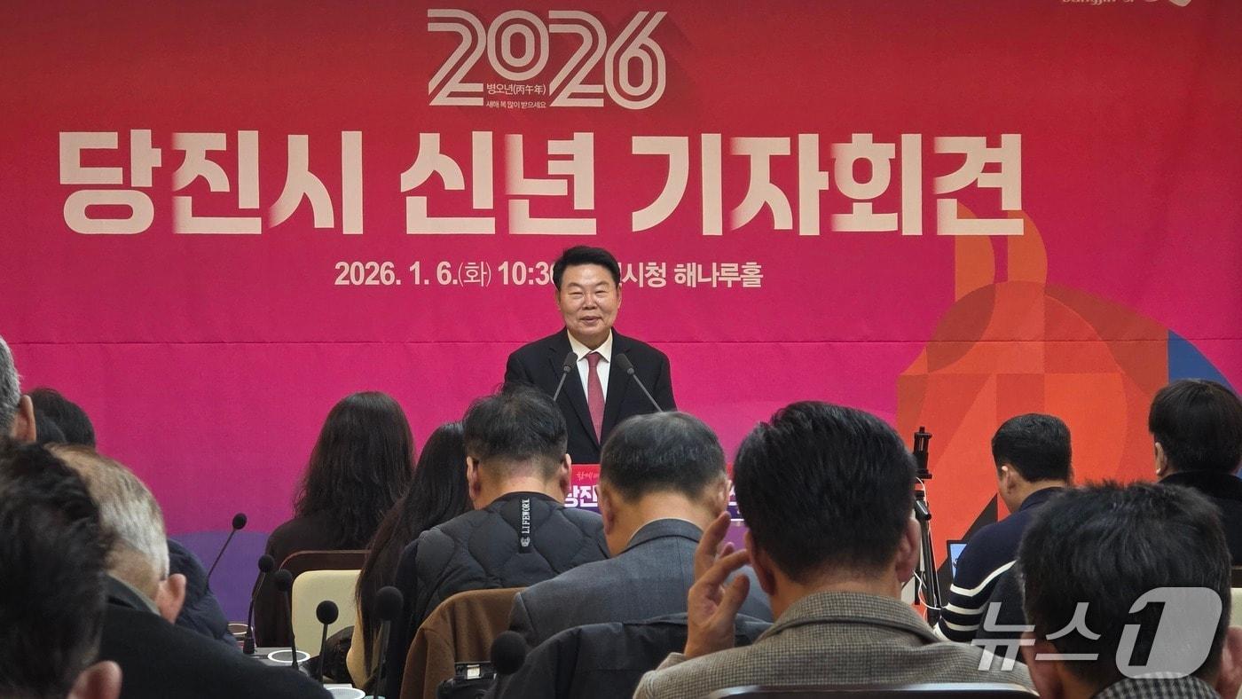 신년 기자회견에서 AI 데이터센터, 수소도시, 수산식품 클러스터, 호수공원 조성 등 “이미 방향이 정해진 굵직한 사업들을 차질 없이 추진하겠다”고 밝히는 오성환 당진시장(재판매 및 DB금지)2026.1.6/뉴스1 ⓒ news1 김태완 기자