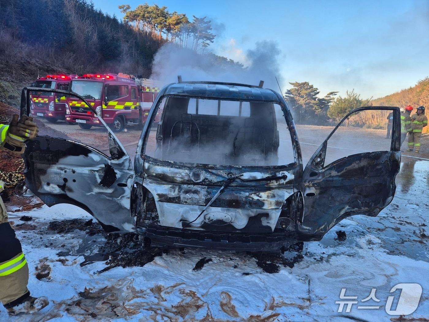본문 이미지 - 보령 남포면 오포리 차량 화재 현장. (보령소방서 제공, 재판매 및 DB금지) / 뉴스1 